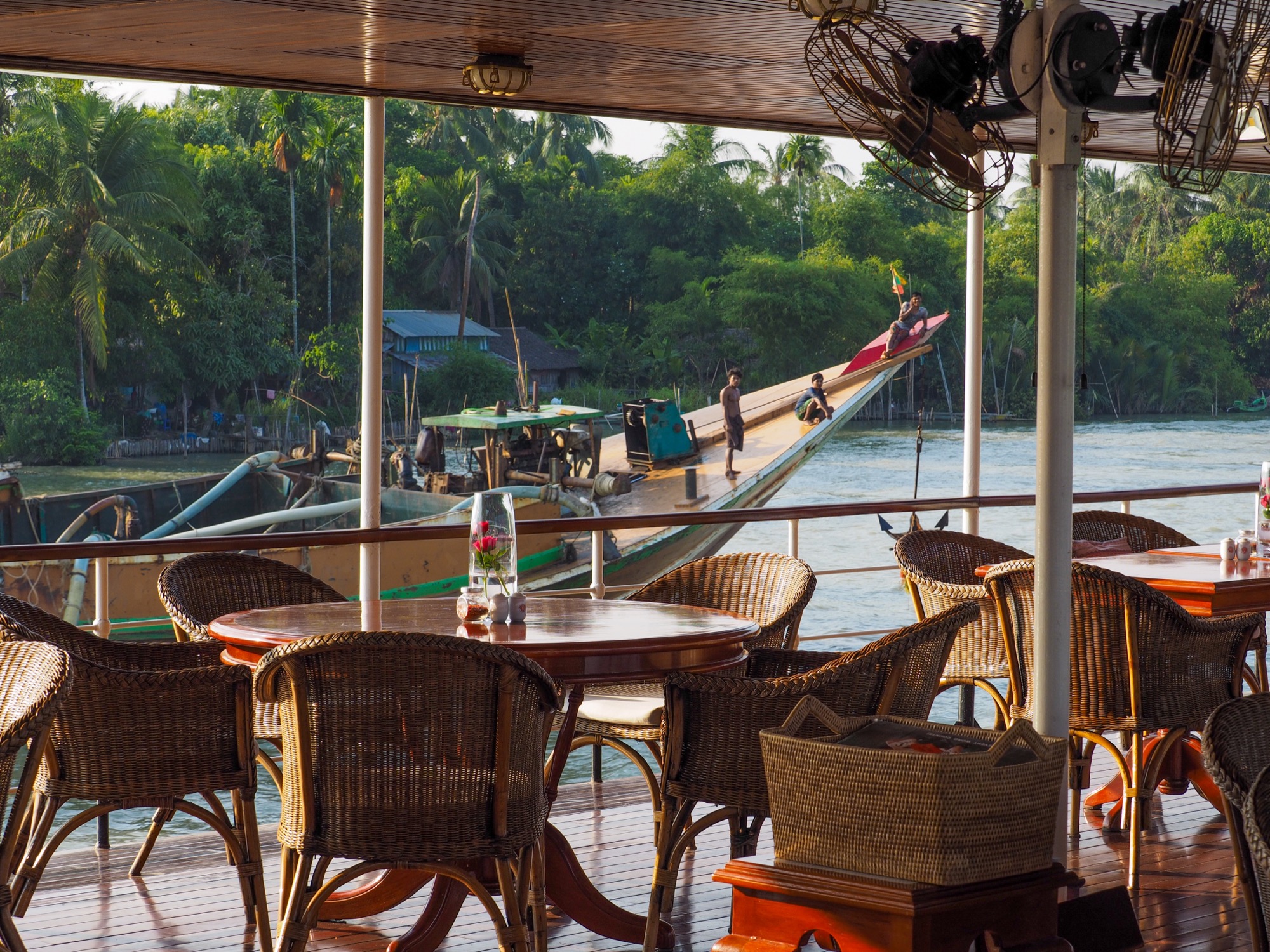 Pandaw RV Katha Pandaw Lounge 1.jpg